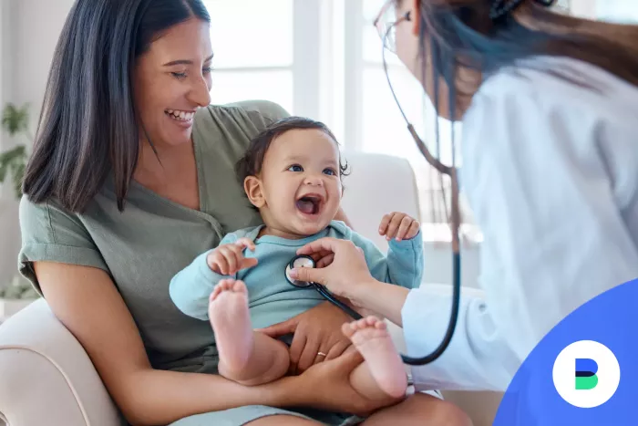 Orvos megvizsgálja a kisfiút aminek a költségét egészségpénztárból ki lehet fizetni