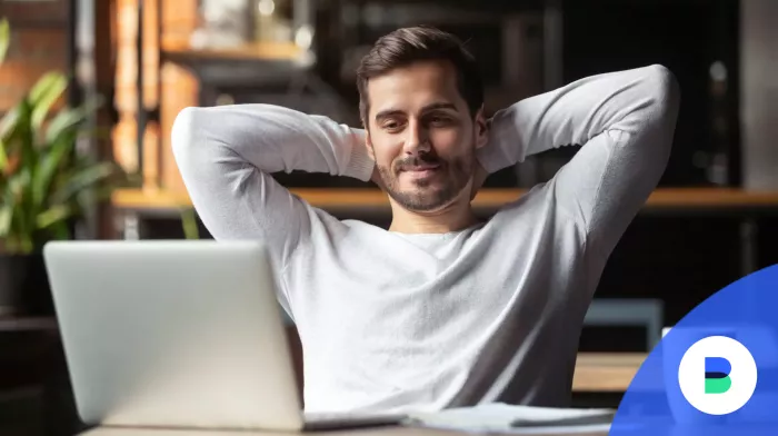Boldog férfi laptopon végzett a cib lakáshitelt online ignyléssel