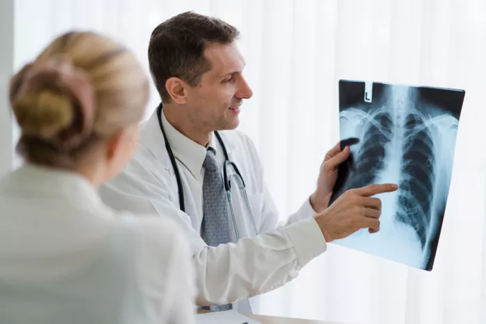 Az orvos második szakvéleményt ad erről a röntgenképről