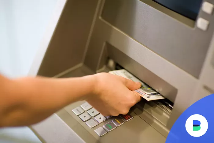 Katás vállalkozó ATM-be fizet be pénzt