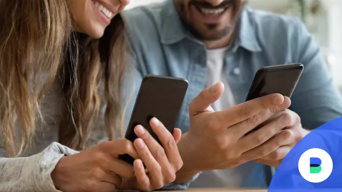 Mobilozó házaspár akik ajánlják egymást a bankjuknak számlanyitási kedvezményhez