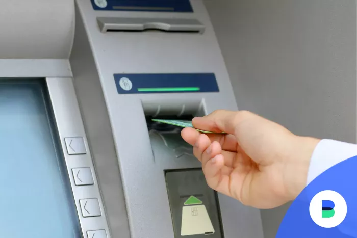 Férfi bedugja az ATM-be a bankkártyát, hogy ingyenesen pénzt vehessen fel