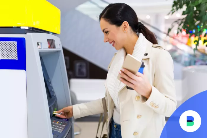 Mosolygó nő a maximális összeget veszi fel ingyenesen ATM-ből