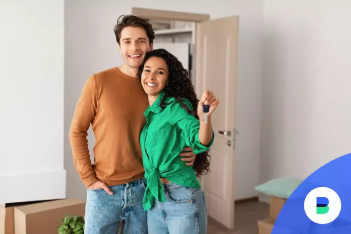 Boldog házaspár akik lakástakarékból vettek új lakást
