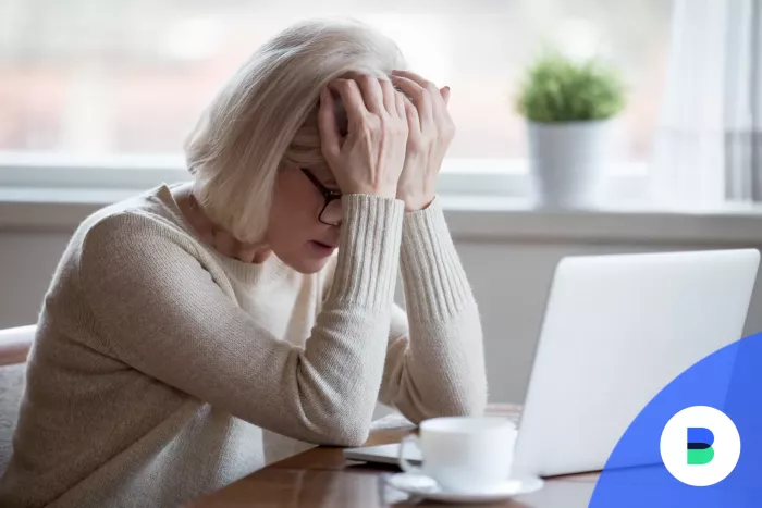 Gondterhelt nő felmondja a nyugdíjbiztosítását laptop előtt
