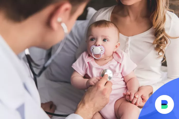 Kisbabát vizsgál az orvos akire szülési támogatást fel lehet venni