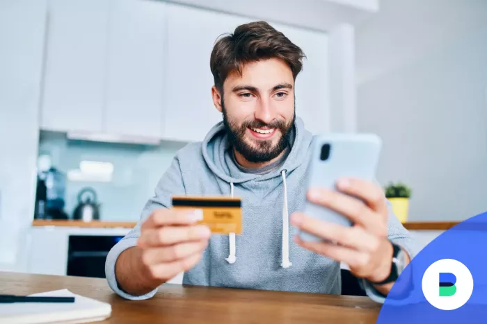 Férfi mobillal és OTP-s bankkártyával vásárol az interneten