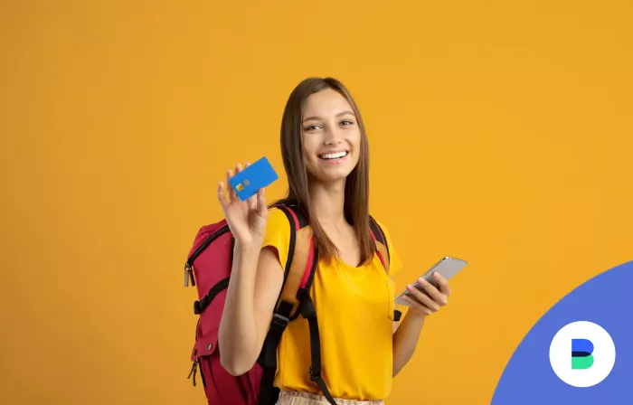 Lány OTP SZÉP kártyával a kezében megy szabadidős tevékenységre