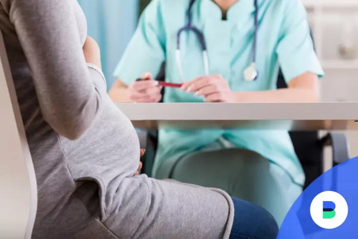 Terhes nő beszél orvossal, hogy mennyi támogatást kaphat