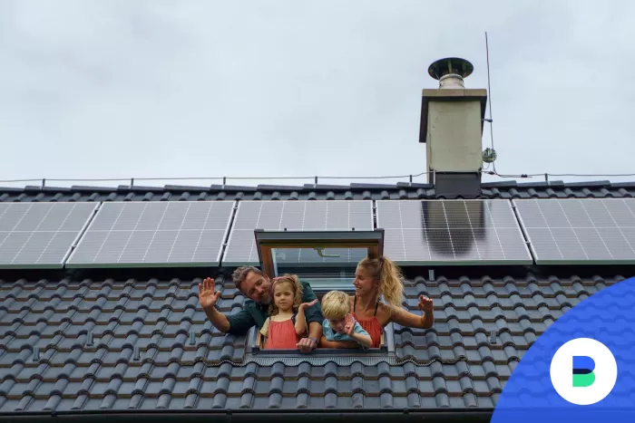 Család integet napelemes családi házból amit zöld hiteles csok hitelből vettek